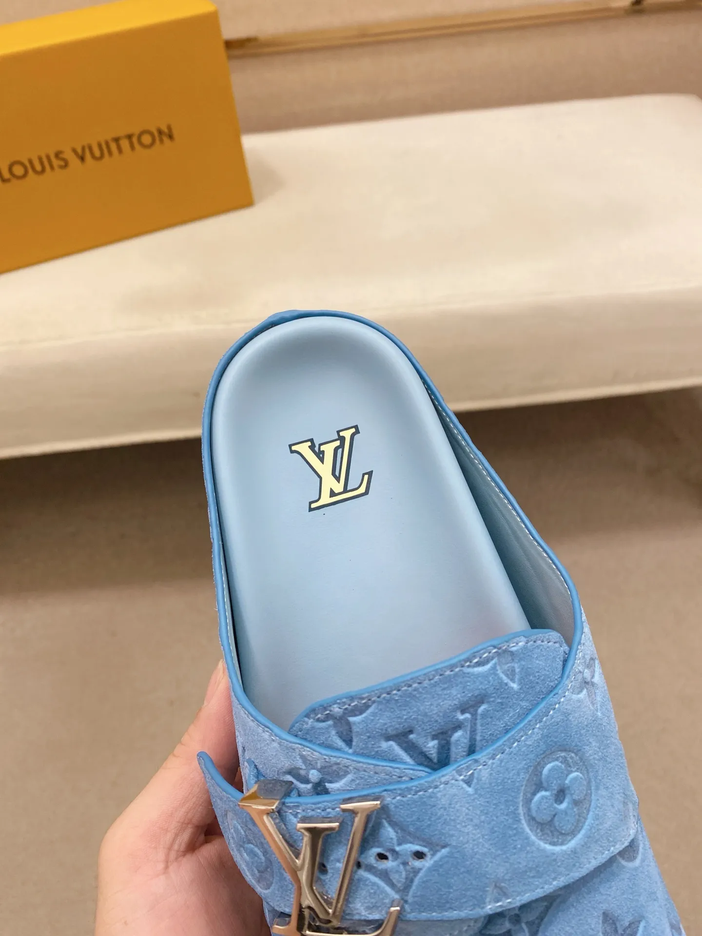 Men's shoes💰: 220💰38-45, LV Easy 2025 new men's casual sandals and slippers, made of suede cow leather, with Monogram pattern to highlight the trendy style. Adjustable straps illuminated with LV letters, while a resilient insole and micro outsole provide lightweight comfort. Made of suede cow leather with embossed Monogram pattern and brand element metal hardware✅Adjustable straps➕Tough insole‼ ️Micro outsole. Comfortable and easy to wear‼ ️